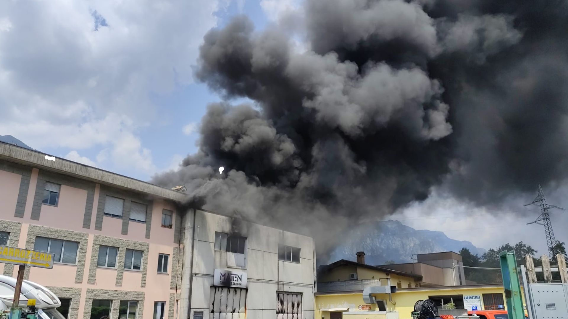 Pian Camuno: incendio distrugge il magazzino della Maten